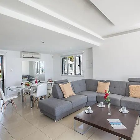 Villa Adaman - Stunning 3 Bedroom Seafront With Pool - Close To The Ayía Nápa