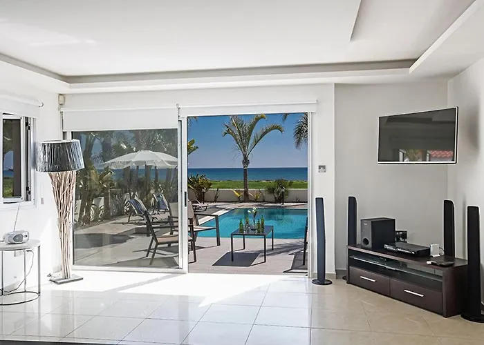 Adaman - Stunning 3 Bedroom Seafront With Pool - Close To The Vila