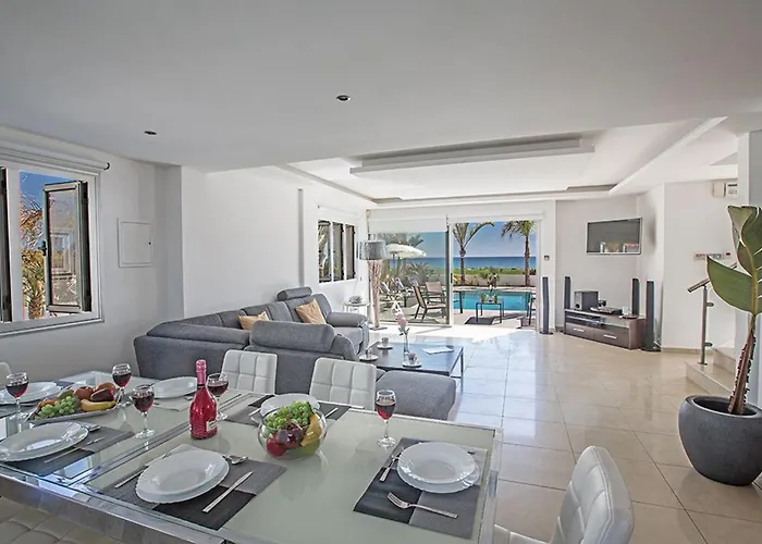 Vila Adaman - Stunning 3 Bedroom Seafront With Pool - Close To The