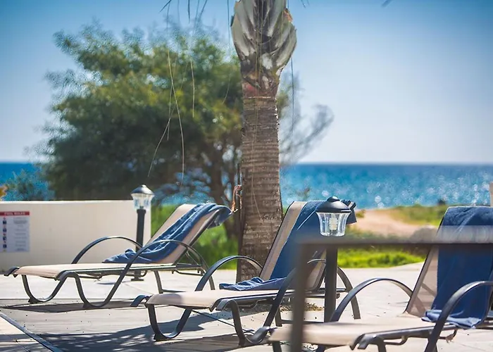 Adaman - Stunning 3 Bedroom Seafront With Pool - Close To The