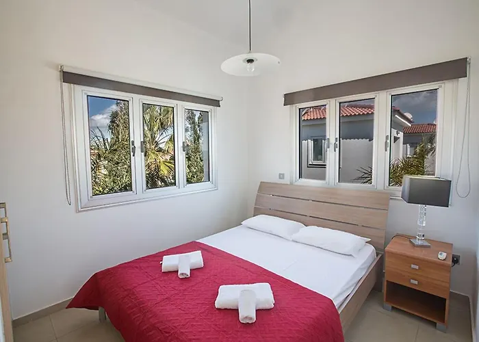 Adaman - Stunning 3 Bedroom Seafront With Pool - Close To The Vila *