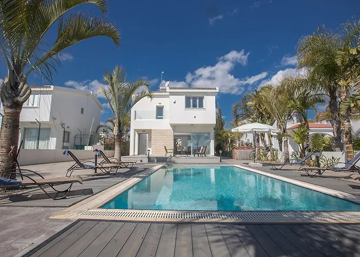 Adaman - Stunning 3 Bedroom Seafront With Pool - Close To The Vila