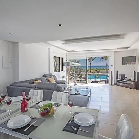 Vila Adaman - Stunning 3 Bedroom Seafront With Pool - Close To The